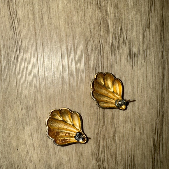⭐️Gold Shell Earrings⭐️ - Picture 3 of 3